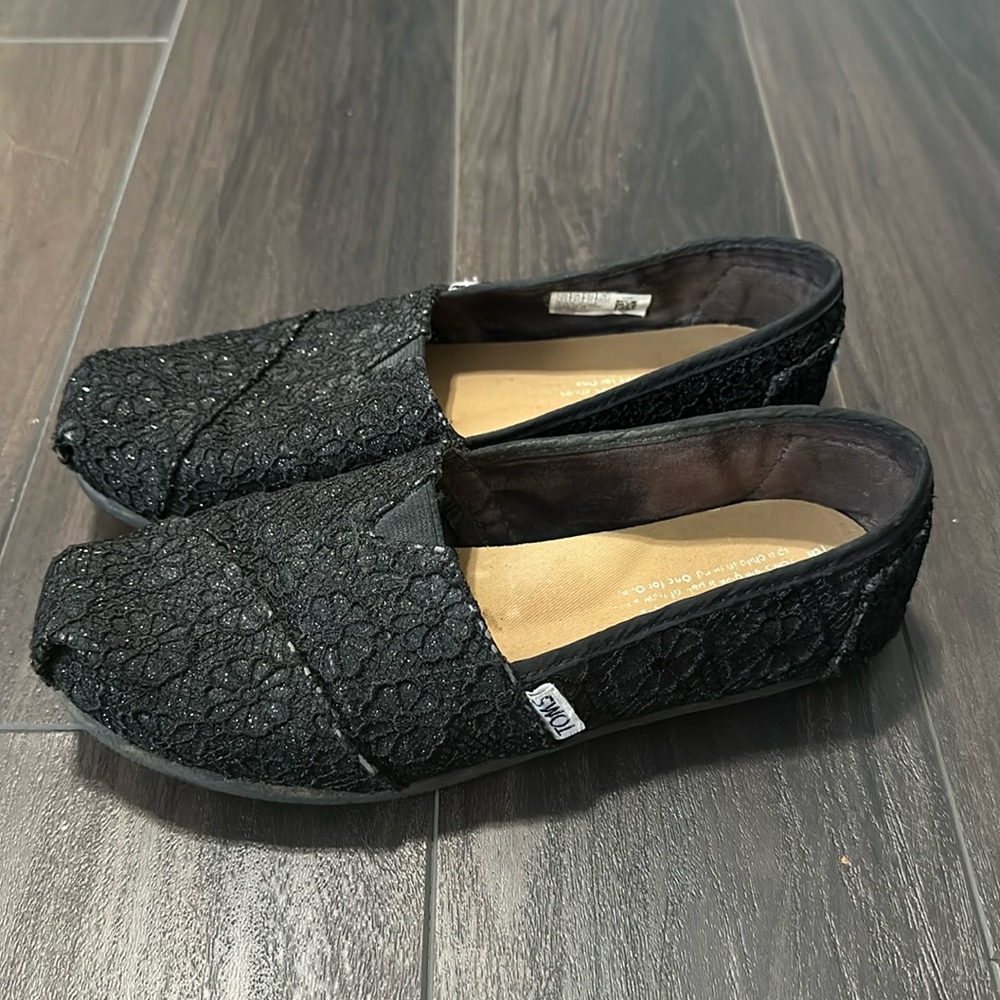 TOMS Black Sparkle with Flower Pattern 6.5